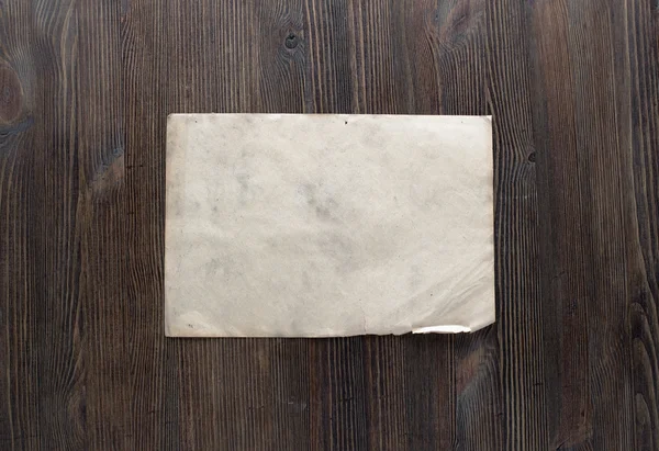 กระดาษบนพื้นหลังไม้ — ภาพถ่ายสต็อก