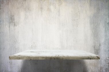 Beton duvar boş rafları