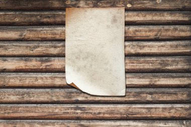 Eski ahşap duvarda beyaz kağıt, arkaplanda kopya alanı