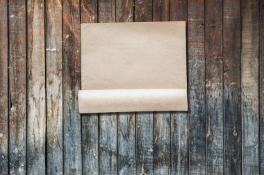 Eski ahşap duvarda beyaz kağıt, arkaplanda kopya alanı