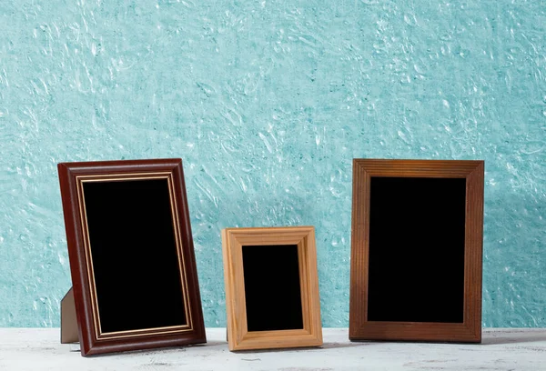 Fotorahmen Aus Holz Auf Dem Tisch Blaue Wand — Stockfoto