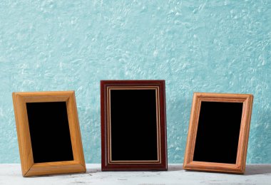 Masada ahşap çerçeveler, mavi duvar.