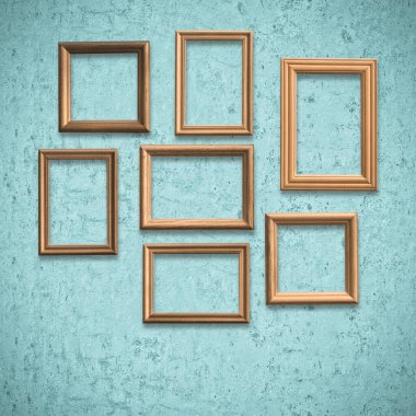 Eski mavi duvarda eski ahşap çerçeveler