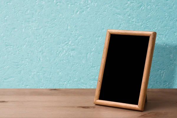 Houten Fotolijstje Tafel Blauwe Wand — Stockfoto