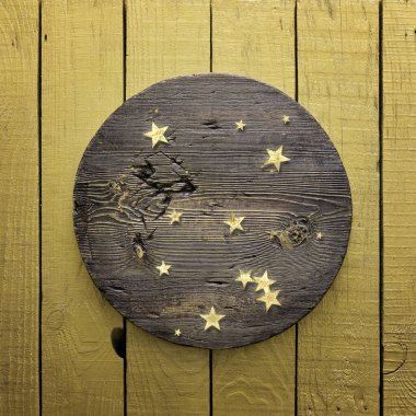 Sarı ahşap arka planda altın konfeti