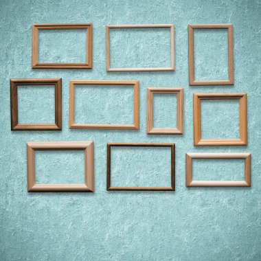 Eski mavi duvarda eski ahşap çerçeveler