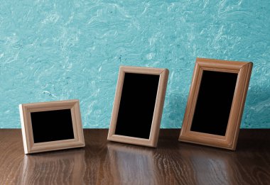 Masada ahşap çerçeveler, mavi duvar.