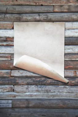 Eski ahşap duvarda beyaz kağıt, arkaplanda kopya alanı
