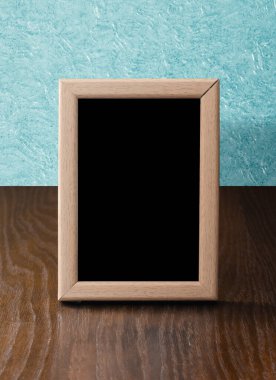 Masada ahşap fotoğraf çerçevesi, mavi duvar.