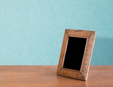Masada ahşap fotoğraf çerçevesi, mavi duvar.