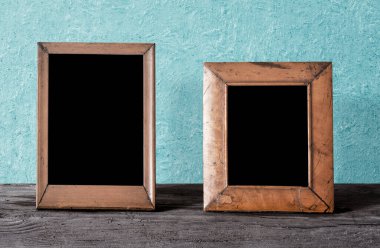 Masada ahşap çerçeveler, mavi duvar.