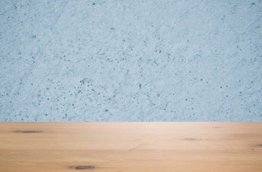 Mavi duvarlı stüdyo tablosu