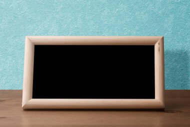 Masada ahşap fotoğraf çerçevesi, mavi duvar.