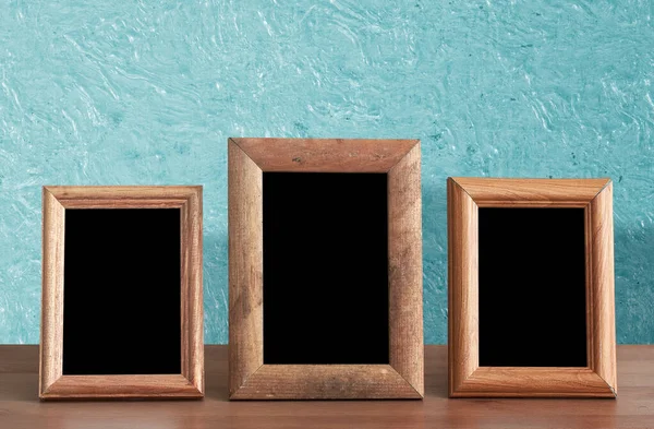 Cadres Photo Bois Sur Table Mur Bleu — Photo