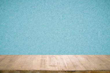 Mavi duvarlı stüdyo tablosu