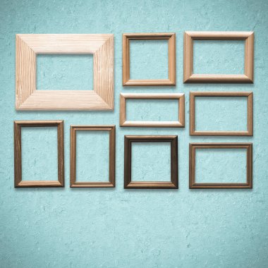 Eski mavi duvarda eski ahşap çerçeveler