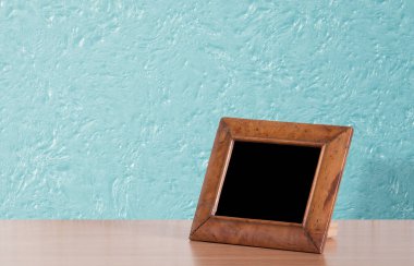Masada ahşap fotoğraf çerçevesi, mavi duvar.