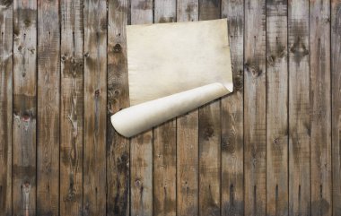 Eski ahşap duvarda beyaz kağıt, arkaplanda kopya alanı