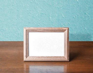 Masada ahşap fotoğraf çerçevesi, mavi duvar.