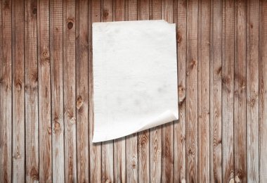 Eski ahşap duvarda beyaz kağıt, arkaplanda kopya alanı