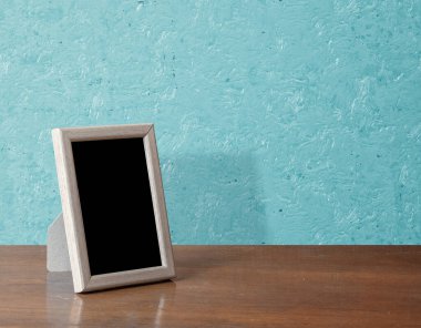 Masada ahşap fotoğraf çerçevesi, mavi duvar.