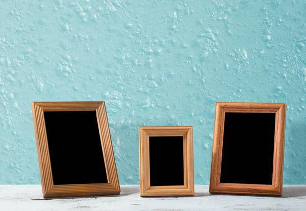 Houten Fotolijsten Tafel Blauwe Wand — Stockfoto