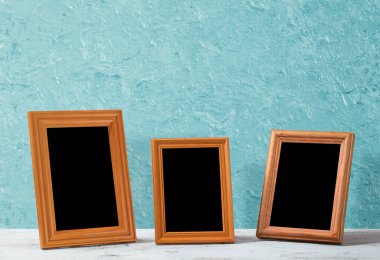 Masada ahşap çerçeveler, mavi duvar.