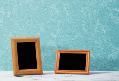 Masada ahşap çerçeveler, mavi duvar.
