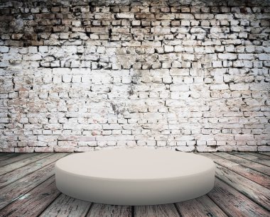 Yerdeki podyum, tuğla duvarlı eski iç mekan.