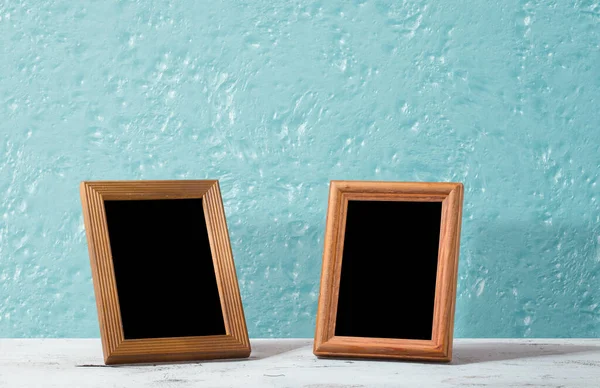 Houten Fotolijsten Tafel Blauwe Wand — Stockfoto