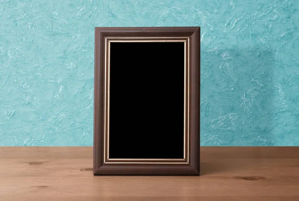 Houten Fotolijstje Tafel Blauwe Wand — Stockfoto