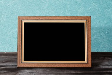 Masada ahşap fotoğraf çerçevesi, mavi duvar.