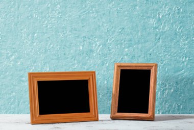 Masada ahşap çerçeveler, mavi duvar.
