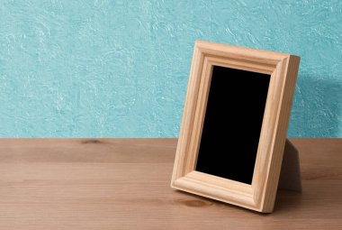 Masada ahşap fotoğraf çerçevesi, mavi duvar.