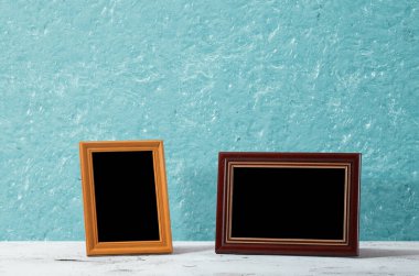 Masada ahşap çerçeveler, mavi duvar.