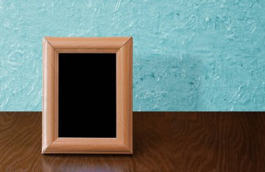 Masada ahşap fotoğraf çerçevesi, mavi duvar.