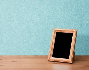 Masada ahşap fotoğraf çerçevesi, mavi duvar.