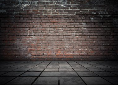 Duvarı tuğlalı ve döşemesi fayanslı boş bir oda. Koyu arkaplan.