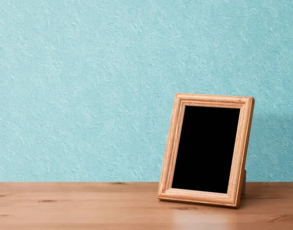 Masada ahşap fotoğraf çerçevesi, mavi duvar.