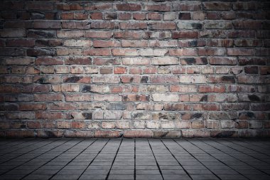 Duvarı tuğlalı ve döşemesi fayanslı boş bir oda. Koyu arkaplan.