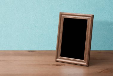 Masada ahşap fotoğraf çerçevesi, mavi duvar.