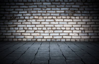 Duvarı tuğlalı ve döşemesi fayanslı boş bir oda. Koyu arkaplan.