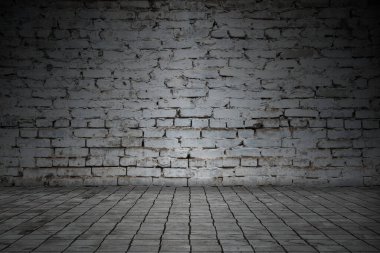 Duvarı tuğlalı ve döşemesi fayanslı boş bir oda. Koyu arkaplan.