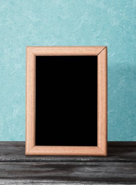 Masada ahşap fotoğraf çerçevesi, mavi duvar.