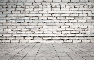 Duvarı tuğlalı ve döşemesi fayanslı boş bir oda. İç arkaplan.