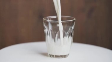 Süt bardağa döküldü..