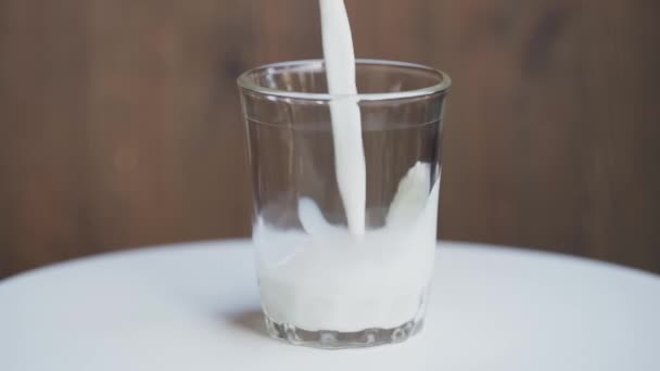 Melk Gegoten Een Glas — Stockvideo