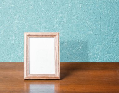Masada ahşap fotoğraf çerçevesi, mavi duvar.