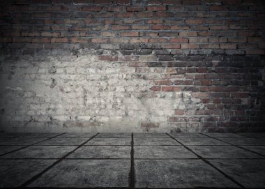 Duvarı tuğlalı ve döşemesi fayanslı boş bir oda. Koyu arkaplan.