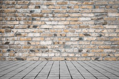 Duvarı tuğlalı ve döşemesi fayanslı boş bir oda. İç arkaplan.